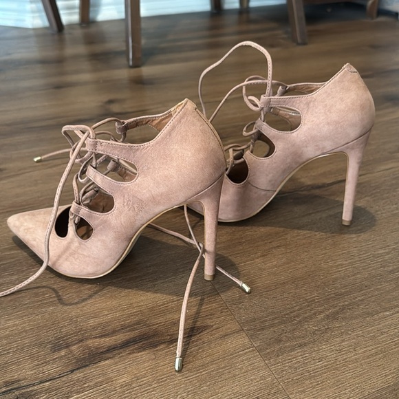 Woman's Tan Steve Madden Pointed Toe, Lace Up Heels. Size 8 - Picture 5 of 8
